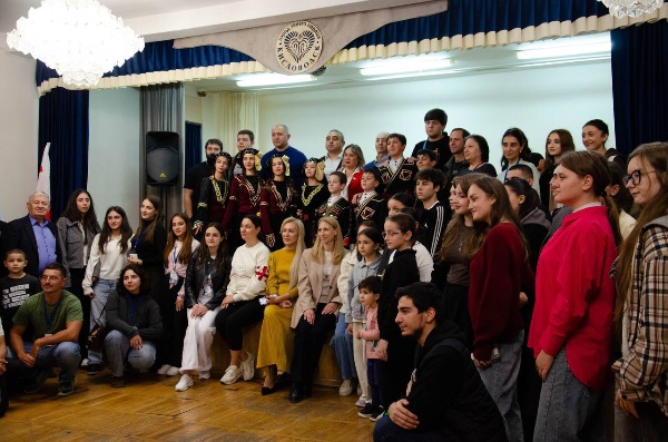 Третий день Международной Осенней школы «Кавказские Минеральные Воды – регион мира и сотрудничества народов» был посвящён богатой грузинской культуре, которая вдохновила участников на глубокие размышления о дружбе народов и культурном наследии. 

В рамках мероприятия удалось посетить бинарную лекцию, где эксперты раскрыли страницы истории русско-грузинских отношений, участники в командах разработали идеи по межкультурному обмену и побывали на экскурсии по грузинской культуре. 

День грузинской культуры в ПГУ стал мощным импульсом для межнационального диалога в рамках Осенней школы.