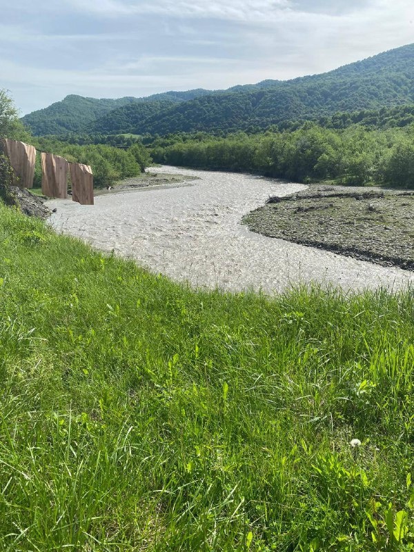 Уже в октябре в сельском поселении Галашки Сунженского района начнутся работы по расчистке и укреплению русла реки Асса. 

Мероприятия проводятся по поручению Главы Ингушетии Махмуд-Али Калиматова, откликнувшегося на обращения жителей. Главная цель – защитить жилые дома и приусадебные участки от разрушительных последствий паводков.  

Река Асса – одна из крупнейших в регионе, и в период паводков уровень воды в ней значительно повышается, что приводит к размыву берегов. 

Особенно уязвим участок вдоль улицы Заречная в Галашках. Здесь ширина берега за последние годы сократилась на 4–12 метров! Это создает серьезную угрозу подтопления жилых построек. 

Что будет сделано? Будет проведена расчистка русла реки на 400-метровом участке, перенаправлен поток воды в центральную часть и укреплен правый берег. Эти меры позволят увеличить пропускную способность реки, предотвратить дальнейший размыв берегов и снизить риск паводковых подтоплений. 

Завершить работы планируется в ноябре, до наступления холодов. 