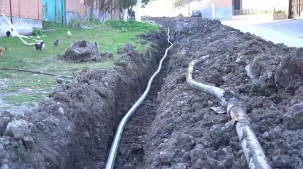 В Назрани заменяют аварийный участок водопровода на улице Советской.

 В Альтиевском административном округе специалисты ГУП «Единый оператор» приступили к замене ветхого водопровода на улице Советской. Протяжённость обновляемого участка составляет около 600 метров.

Необходимость ремонта связана с регулярными авариями на этом участке. Порывы трубопровода приводили к перебоям с водоснабжением жителей части округа.

 Работы проводятся поэтапно — муниципалитет совместно с «Единым оператором» определяет участки сети, требующие первоочередного обновления.

Обновление сетей водоснабжения продолжается и на других улицах города. В 2026 году в Назрани уже проводились масштабные работы по замене инженерных коммуникаций, в том числе на улице Газдиева, где было обновлено более 600 метров водопровода и проложено свыше 1,2 км канализационного коллектора.

Работа по модернизации коммунальной инфраструктуры направлена на снижение аварийности сетей и повышение надёжности водоснабжения города.
