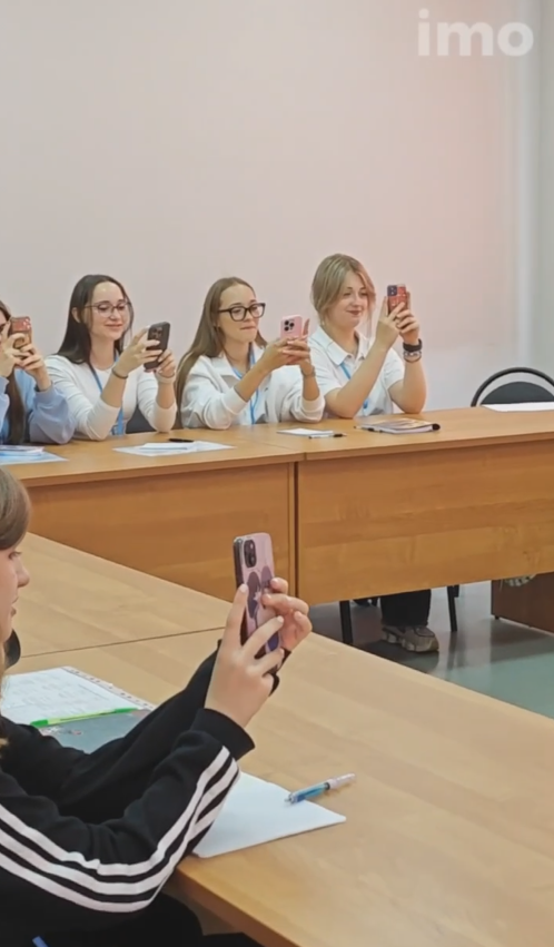 В ПГУ началось погружение в медиа-каникулы. Вчера стартовала ежегодная профориентационная программа «Медиаканикулы 2025» и сразу побила рекорд – в этом году участие приняли 21 человек.

Участники посетили лекцию Ирины Александровны Герейхановой, которая рассказала о медиа-профессиях, а также побывали на медиаплощадке ТАСС Кавказ, где познакомились с реальной работой журналистов и редакторов.