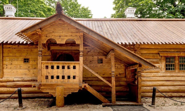 В музее-заповеднике Коломенское после реставрации открыли Домик Петра I.

В 1702 году его построили русские плотники и голландские корабельные мастера в устье Северной Двины. В 1877 году он был перенесен в Архангельск, а в 1934 - в Коломенское. 

Специалисты отремонтировали наружные стены деревянного сруба и декоративные элементы, печную трубу и кровлю. В интерьерах заменили полы. Также проведен ремонт инженерных систем.