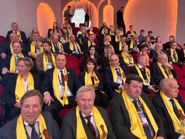 Руководитель ПГУ принял участие в составе аудитории стратегического диалога Губернатора о будущем Ставропольского края.

На площадке Национального центра «Россия» в Москве 27 февраля состоялся открытый диалог с губернатором Ставропольского края Владимиром Владимировым  в рамках тематической программы «Регион – 2030. Платформа будущего», посвящённый стратегическому видению развития Ставропольского края до 2030 года и перспективам до 2036 года.

Губернатор Ставропольского края Владимир Владимиров представил яркую и обоснованную картину совершенствования Ставрополья, в том числе его уникального субрегиона Кавминвод.

В составе аудитории лично присутствовавших на диалоге участвовало более 200 представителей Ставрополья и в их числе руководитель ПГУ Александр Горбунов.

В рамках открытого диалога «Регион – 2030. Платформа будущего» Губернатор Ставропольского края Владимир Владимиров в беседе с ведущей подробно обозначил приоритетные направления социально-экономического развития региона

В ходе разговора были представлены стратегические ориентиры развития Ставрополья до 2030 года и перспективы до 2036 года, а также подчёркнута особая роль кадрового потенциала в реализации масштабных региональных инициатив.

Ректор ПГУ Александр Горбунов, присутствовавший в составе аудитории, отметил содержательность и масштаб представленной программы. По его словам, обозначенные задачи формируют дополнительную мотивацию к работе на благо края. Университет намерен проработать направления, в которых сможет усилить свой вклад в развитие региона.