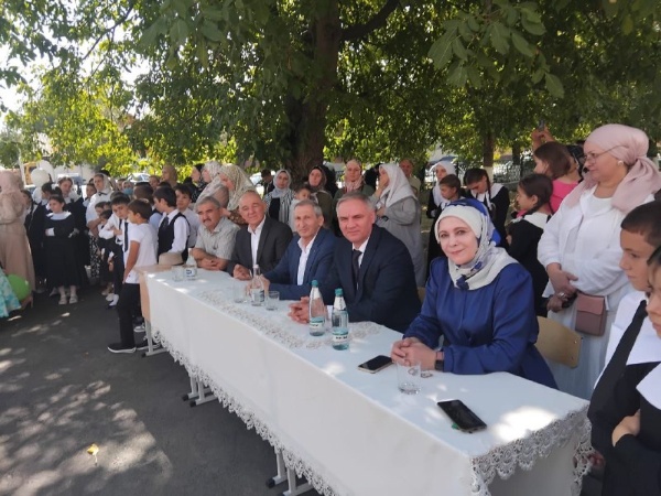 Acting Director of the Dzheyrah-Assinsky Museum-Reserve Sampiev A. A. and Deputy Director Malsagov I. H. attended a festive event in GBOU "SOSH 8 Nazran, dedicated to the Day of Knowledge!

In his parting speech, Sampiev A.A. congratulated the students and the entire teaching staff on the beginning of the academic year!
I wish them that the New academic year will bring them a lot of new knowledge, interesting discoveries and great achievements! So that children learn only perfectly and always be the pride of their parents!

The staff of the museum-reserve, in turn, joins all the congratulations addressed to them and also wish all schoolchildren to study, study and study again, and use the acquired knowledge effectively in life!!!