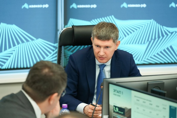 Минэкономразвития: концепция стратегии Кавказ.РФ до 2030 года предусматривает привлечение 150 млрд рублей частных инвестиций.

Министр экономического развития Российской Федерации Максим Решетников провёл стратегическую сессию, посвящённую концепции стратегии Института развития Кавказ.РФ. В ходе обсуждения была рассмотрена роль компании в достижении национальных целей и формировании устойчивой модели экономического роста Северо-Кавказского федерального округа до 2030 года.

«Предыдущая стратегия была принята в 2022 году. За это время изменились национальные цели развития и подходы к стратегическому планированию. Институт развития сформировал серьёзную основу, и сейчас важно перейти к следующему этапу — усилить инвестиционную составляющую, повысить эффективность действующих инструментов и задать более амбициозную динамику развития», — отметил Максим Решетников.

За три года на действующих площадках создано более 40 объектов инфраструктуры, проложено свыше 70 км экологических маршрутов, курорты ежегодно принимают около 2 млн туристов. Через инструменты Института развития привлечено 24 млрд рублей внебюджетных инвестиций в особые экономические зоны. Поддержано 219 проектов с общим объёмом инвестиций более 24 млрд рублей. Эти результаты позволили сформировать устойчивый инвестиционный контур в макрорегионе.

Заместитель министра экономического развития Российской Федерации Сергей Назаров подчеркнул, что ключевым достижением стало восстановление доверия финансового сектора и формирование работающей модели проектного финансирования.

«Мы видим, что банковский сектор возвращается в регион: поддержано с участием кредитных организаций 203 инвестиционных проекта в различных отраслях экономики на 19 млрд рублей, общий объём кредитов, привлечённых резидентами особых экономических зон, превысил отметку 51 млрд рублей, при этом обеспечена высокая дисциплина возвратности. Это свидетельствует о формировании устойчивой инвестиционной среды», — заявил Сергей Назаров.

Развитие банковского участия позволило существенно расширить финансовые возможности проектов и снизить зависимость от прямых бюджетных инструментов. Одновременно концепция стратегии предусматривает дальнейшее снятие инфраструктурных ограничений — модернизацию инженерных сетей в ОЭЗ, развитие энергетики и ЖКХ, а также повышение производительности труда в туристической отрасли. Эти направления рассматриваются как взаимосвязанные элементы единой модели экономического роста.

Генеральный директор Кавказ.РФ Андрей Юмшанов в своём докладе обозначил стратегическую логику следующего шага развития компании.

«Мы подошли к этапу, когда необходимо чётко определить роль Института развития в формировании новой экономической модели Северного Кавказа. Наша задача — сфокусироваться на инструментах, которые системно влияют на инвестиции, производительность труда и занятость, и обеспечить долгосрочную финансовую устойчивость компании как основу для реализации крупных проектов», — отметил Андрей Юмшанов.

Обновлённая концепция стратегии закрепляет концентрацию Кавказ.РФ на пяти направлениях: развитие особых экономических зон и инфраструктуры, реализация инвестиционных проектов, участие в модернизации энергетики и ЖКХ, формирование отраслевого центра компетенций и развитие кадрового потенциала.

В 2026 году Кавказ.РФ продолжит заниматься Ассоциацией развития кадрового потенциала СКФО, в том числе с помощью специализированного карьерного портала, созданного совместно с одной из крупнейших HR-платформ, а также внедрит новое направление — систему сертификации канатных дорог. Компания оформила свою экспертизу в сфере строительства в горной местности в виде дочерней структуры «Кавказ Инжиниринг» и развивает направление формирования комплексных туристических решений — от инфраструктурной подготовки до вывода продукта на рынок. Эти векторы дополняют инвестиционную деятельность и служат укреплению финансовой устойчивости и снижению зависимости от прямого государственного финансирования.

 В базовом сценарии концепции стратегии до 2030 года планируется направить 26 млрд рублей на развитие инфраструктуры ОЭЗ и привлечь до 150 млрд рублей инвестиций резидентов. Таким образом, будет зафиксирован переход от точечных проектов к системной модели инвестиционного развития макрорегиона.

По итогам стратегической сессии Максим Решетников обозначил приоритеты дальнейшего роста Кавказ.РФ — активное использование федеральных инструментов поддержки и усиление роли компании как инвестиционного оператора. Министр подчеркнул, что накопленный опыт позволяет переходить к следующему этапу — увеличению доли внебюджетных источников финансирования и формированию устойчивой финансовой модели.