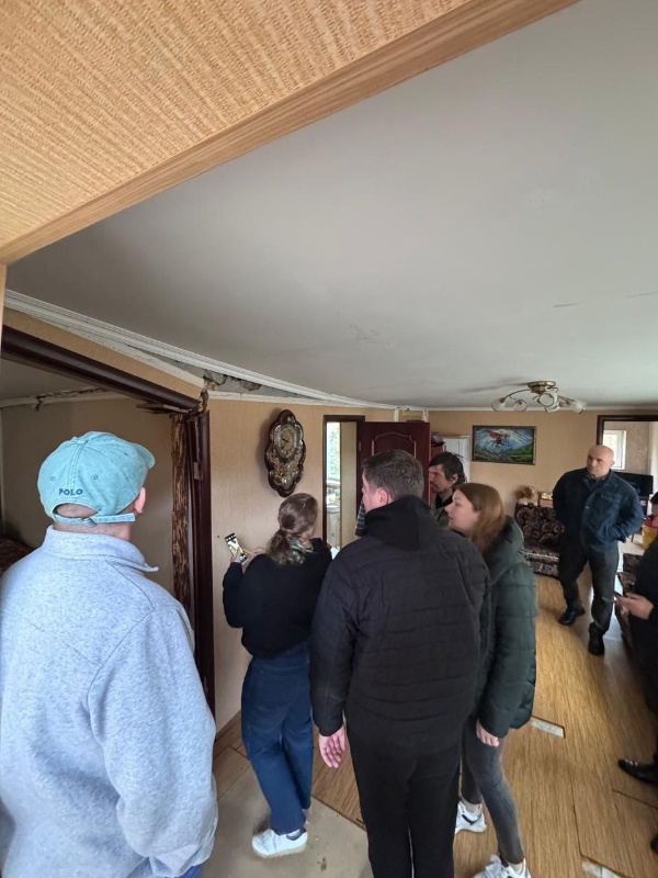 Селение Ахсарисар Ирафского района с рабочим визитом сегодня посетила совместная комиссия Министерства строительства Российской Федерации и Министерства строительства и архитектуры Республики Северная Осетия - Алания.

В состав комиссии вошли руководитель Департамента Минстроя России Сергей Галямин, министр строительства и архитектуры РСО-Алания Марат Бетанов, а также руководители ключевых профильных подразделений.

Со стороны администрации Ирафского муниципального района комиссию сопровождали первый заместитель главы районной администрации Сослан Макоев и начальник отдела архитектуры, строительства и транспорта АМС района Арсен Кожиев.

Центральным вопросом визита стало обследование жилых домов, расположенных в оползневой зоне на берегу реки Урух. Специалисты констатировали, что наибольшим разрушениям в результате смещения грунтов подверглись пять жилых строений. Мониторинг показывает, что деформации недр здесь фиксируются с 2017 года и продолжают прогрессировать.

В рамках решения этой проблемы администрация Ирафского района при поддержке республиканского Министерства строительства с 2019 года ведет планомерную работу по включению данных объектов в федеральные программы, направленные на расселение граждан из аварийного жилищного фонда.

По итогам выезда Министерством строительства России принято ключевое решение о разработке специального механизма, призванного ускорить оказание помощи жителям и обеспечение их скорейшего переселения из опасных домов.