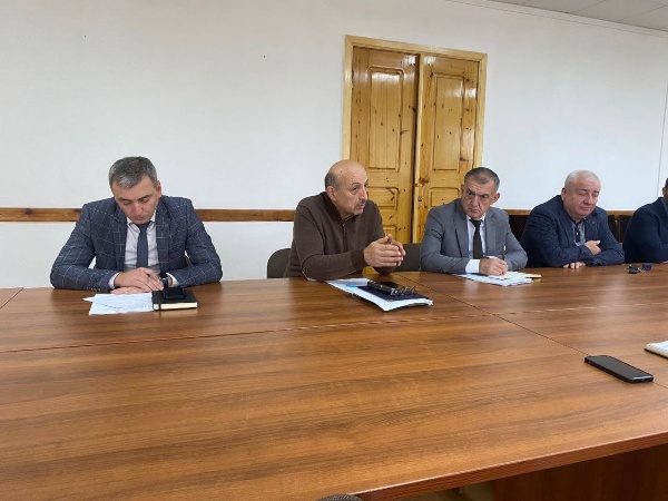 В районной администрации состоялось рабочее совещание, посвящённое вопросам сохранения уникальной природы и развитию населённых пунктов на территории национального парка «Алания».

Совещание прошло с участием главы муниципального образования Роберта Хамикоева, директора ФГБУ «Заповедная Осетия-Алания» Эврика Марзаева, его заместителя Ахсарбека Фадзаева, а также представителей Росреестра и профильных специалистов администрации.

Поводом стала обоюдная заинтересованность в сохранении природного наследия Дигорского ущелья при одновременном учёте интересов местных жителей.

Участники встречи обсудили вопросы землепользования и наметили  ряд конкретных мер для совершенствования совместной работы:
· Оптимизация договорной работы;
· Внедрение щадящих технологий;
· Профессиональная оценка участков;
· Координация контрольно-надзорной деятельности.

Итогом встречи стала договорённость о выработке конкретных механизмов взаимодействия. Все участники сошлись во мнении, что только общими усилиями можно сохранить хрупкий баланс между развитием территории и защитой её уникальной природы для будущих поколений, сделав всё возможное для того, чтобы Дигорское ущелье оставалось одним из красивейших мест нашего региона.