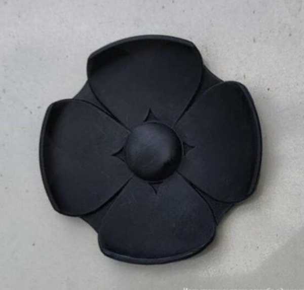 Приоратский парк в городе Гатчина Ленинградской области вскоре установит новые ворота. Пять оригинальных сооружений, созданных во второй половине XIX века не сохранились до наших дней, а их воссоздание проходит с помощью аддитивных технологий. 

Пресс-служба администрации Ленинградской области поделилась первыми фотографиями деталей ворот - цветами и наконечниками будущих композиций, напечатанными по специально разработанным 3D-моделям. 

"Ворота будут изготовлены по проекту "АСМ Групп" по оригинальной технологии XIX века. Это крупный плитняк, нарезанные и собранные элементы каркаса ворот и кованная решетка", - рассказал заместитель председателя областного правительства Владимир Цой. 

А пока "АСМ Групп" осуществляет авторский и технический надзоры за производством реставрационных работ.