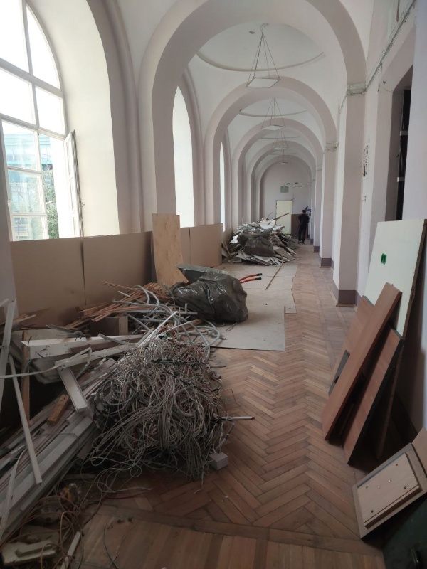 Одновременно начаты исследовательские и демонтажные работы на здании факультета журналистики Московского государственного университета на Моховой улице в Москве. Впереди продолжение фиксации и обследования исторического здания.
