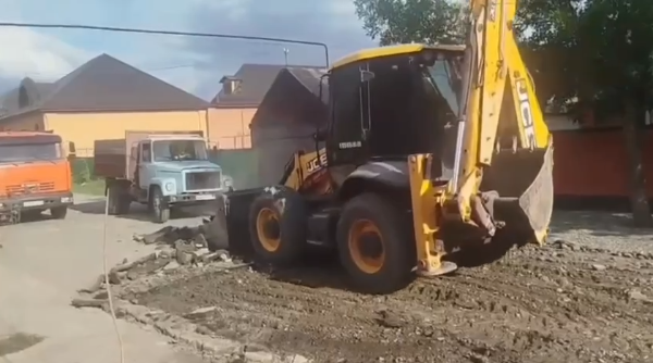 В Сунже начато благоустройство улицы Новая Дружба.

Работы по асфальтированию улицы, ведущей к школе и детскому саду, уже стартовали.

Улица Новая Дружба протяженностью 720 метров и шириной 6 метров будет полностью обновлена: появится пешеходный тротуар (1,6 метра) и ливневая канализация. 

В настоящее время идет подготовка основания для укладки асфальта. 

Завершение работ планируется в течение месяца. 

Работы финансируются из муниципального бюджета для улучшения дорожной инфраструктуры Сунжи.