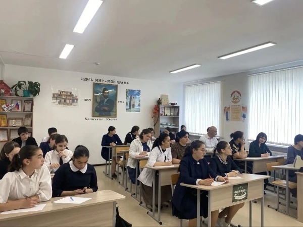 Глобальный диктант по осетинскому языку прошел в образовательных  учреждениях   Ирафского  района.

В целях развития и поддержки осетинского языка как одного из государственных языков Республики Северная Осетия–Алания, для усиления консолидирующей роли осетинского языка в сохранении единства и целостности  многонациональной Республики Северная Осетия - Алания, в рамках проведения мероприятий по празднованию Дня Осетинского языка и литературы был проведён глобальный  диктант по осетинскому языку 14 мая 2026 г.

В Глобальном диктанте по осетинскому языку в Ирафском муниципальном районе, приняли участие - 247 человек:
из них 155 - обучающиеся;
56 - педагогов СОШ;
20 - педагогов ДОУ;
16 - родители.