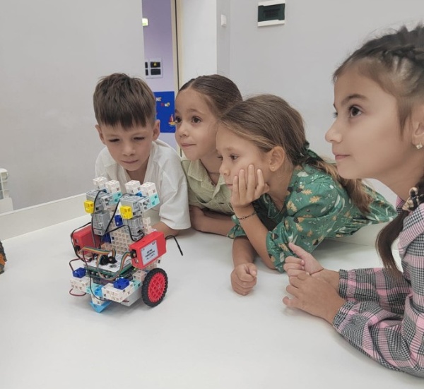 Владикавказский детский сад № 107 получил новых роботов.

В дошкольном учреждении уже несколько лет функционирует детская цифровая лаборатория «Экспериментариум». Благодаря сотрудничеству с компанией «Научные развлечения» в садике появились два новых робота: комплекс «Наум» с голосовым управлением и «Умная теплица».  

Как отметила заведующая детским садом Раиса Батырова, учреждение вошло в программу апробации современного цифрового интерактивного оборудования.

В детском саду созданы все условия для успешного развития каждого ребенка. Одна из главных задач педагогического коллектива детсада - вовлечение детей в современную интерактивную образовательную среду, наполненную учебным и игровым оборудованием.