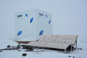 Фотозона «Зеркальный куб 3847»