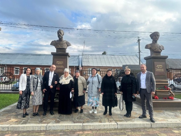 В рамках национального проекта «Семья» в РДК с. Чикола состоялось мероприятие «Ирон фандыр», посвященное 166-летию со дня рождения основоположника осетинской литературы Коста Левановича Хетагурова.

Центральным событием дня стал конкурс чтецов, в котором прозвучали бессмертные строки поэта, в каждую из которых участники вложили душу. Было очевидно, что для них это не просто состязание, а искренний, глубокий диалог с наследием великого земляка.

Оценивало выступления участников уважаемое жюри, в состав которого вошли истинные хранители осетинской культуры - работники сферы культуры и образования республики. 