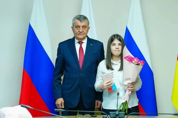 12 июня, в честь государственного праздника — Дня России, в здании Дома Правительства Республики Северная Осетия – Алания прошла торжественная церемония вручения паспортов юным гражданам Российской Федерации.

27-ми юношам и девушкам, проявивших себя в учёбе, спорте, творчестве, научной и общественной деятельности, вручили свой первый официальный документ — паспорт гражданина Российской Федерации. Паспорта ребятам вручил Глава Республики Сергей Иванович Меняйло.

Среди награждённых — представители Ирафского района: Токазов Руслан, ученик школы села Советское и
Будаева Любовь, ученица школы №3 села Чикола.