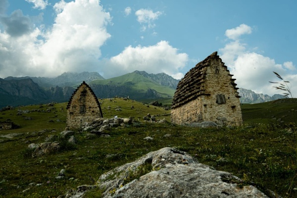 На днях специалисты "АСМ Групп" осмотрели Башенный комплекс Цимити в горах Северной Осетии. Состояние многих башен и склепов - аварийное.