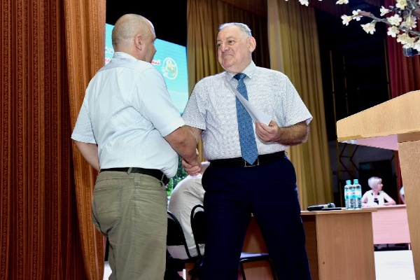 3 сентября в Большом актовом зале ПГУ прошло расширенное заседание Учёного совета с участием сотрудников и студенческого актива. Главная тема – переход к новой модели высшего образования.

Ректор ПГУ профессор Александр Павлович Горбунов представил ключевые положения реформы: единый уровень «высшее образование», новые сроки обучения, обновлённые стандарты, усиление практической подготовки и более тесное взаимодействие вузов с работодателями.

Ректор отметил, что миссия ПГУ – оставаться центром образования, науки и инноваций, готовящим лидеров нового типа.