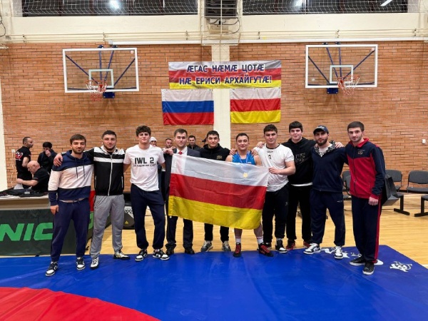 В минувшие выходные в Спортивно-оздоровительном комплексе «Чикола» состоялся второй турнир «Ирафская борцовская лига» (Iraf Wrestling league), проведение которого способствовало достижению целей и задач государственной программы «Спорт России».

Этот турнир дебютировал в феврале текущего года и сразу покорил сердца атлетов и болельщиков. Его создатели - трехкратный чемпион Европы по вольной борьбе среди юношей Марат Фадзаев и муниципальный координатор «Движения первых» в Ирафском районе Алан Сайлаонов.

По итогам соревнований борцы Ирафского района завоевали чемпионские пояса и медали.