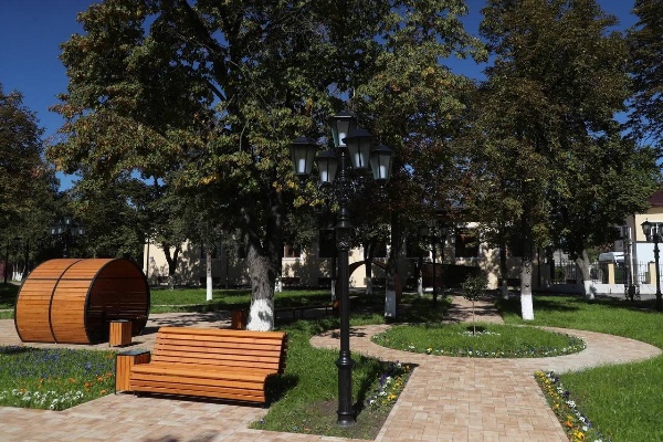 В Сунже открылся обновлённый парк «Памяти и славы».

Благоустройство охватило территорию более 10 тыс. кв. метров: высажены новые деревья и кустарники, установлены современные фонари, фонтан, скамейки, беседки и урны. Обустроена парковка, отреставрирована стела «Вечный огонь» протяжённостью 28 метров. 

 Благодаря возврату в муниципальную собственность трёх земельных участков площадь  свыше 5 200 кв. метров парк значительно расширился.

По словам Главы Ингушетии Махмуда-Али Калиматова, в Сунже продолжается комплексное благоустройство. Уже восстановлены Дворец культуры и городской стадион, впереди — реконструкция детского парка у пруда.