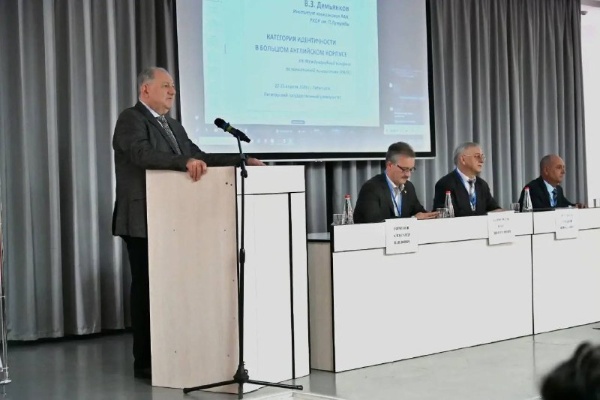 В ПГУ состоялись ключевые события в рамках XIII Международного конгресса по когнитивной лингвистике.

По приглашению оргкомитета и ректора ПГУ Александра Павловича Горбунова в работе конгресса принял участие ректор Университета Камагуэя Хулио Сесар Мадера Кинтана. В ходе пленарного заседания он выступил с докладом «Can machines think? Linguistics facing the challenge of artificial intelligence», посвящённым вызовам искусственного интеллекта для современной лингвистики.

Также прошла официальная встреча с ректором ПГУ, профессором Александром Павловичем Горбуновым, проректором по формированию духовно-идеологических стратегических ориентиров и кадрового потенциала, государственно-конфессиональному и межкультурному взаимодействию Ибрагимом Джавпаровичем Ибрагимовым, начальником управления международных связей и образовательных программ Виктором Евгеньевичем Мишиным, директором Института иностранных языков и международного туризма Акопянц Ириной Михайловной и координатором программ международного сотрудничества Натальей Владимировной Хомович. 

В рамках встречи обсуждались перспективы развития международного сотрудничества между вузами.