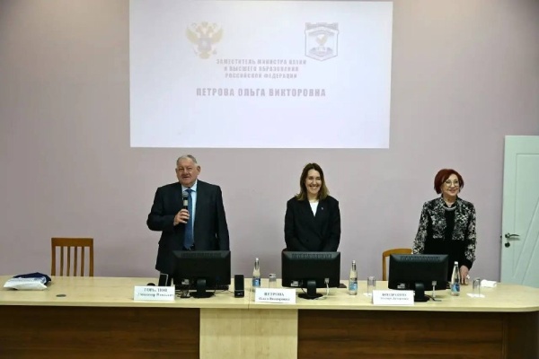 В ПГУ прошла встреча заместителя Министра науки и высшего образования Российской Федерации Ольги Викторовны Петровой со студенческой молодёжью.

Во встрече приняли участие представители всех Институтов и Высших школ, Совета обучающихся при Минобрнауки России, студенческого научного общества и общества молодых учёных, а также активисты Совета студентов и аспирантов ПГУ, Первичной Профсоюзной организации студентов и аспирантов ПГУ ОПО, Первичного отделения «Движение Первых», студенческого спортивного клуба «Пятигорские орлы», студенческого педагогического отряда «КМВ» ПГУ, волонтёрского центра «ПРОФИ-СОЦИ-ЛИНГВА», клуба «Духовное наследие». 

Вместе обсудили развитие студенческого движения и роль молодёжи в университете, а Ольга Викторовна рассказала о своём жизненном пути и поделилась яркими моментами из своей профессиональной и студенческой жизни. Заместитель министра отметила активность студентов, их включённость и желание менять жизнь в лучшую сторону. 

Такие встречи подтверждают, что университет – это не аудитории и лекции, но прежде всего люди, которые готовы брать ответственность за будущее, предлагать и создавать.