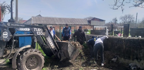 The Chikolinsky Rural Settlement Administration staff held a cleanup day at Cemetery No. 1.

As a result of their joint efforts, the cemetery grounds were partially tidied up and cleared of debris.