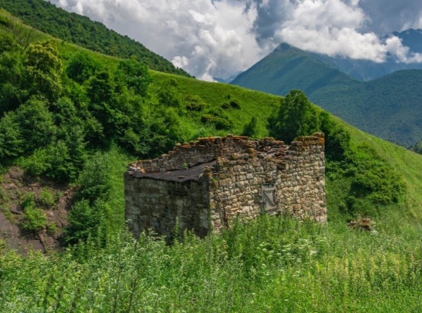 "АСМ Групп" продолжает работы по выявлению неучтенных исторических построек на территории горной Ингушетии и внесению их в создаваемую компанией при полной поддержке Благотворительного фонда "САФМАР" - Единую электронную базу памятников Ингушетии. Постройки, обладающие признаками объектов культурного наследия, также должны быть внесены в Реестр объектов культурного наследия Ингушетии для их юридической и фактической защиты.

Команда "АСМ Групп" закончила работы по изучению и выявлению построек и стел на Башенном комплексе "Кхейрах". В существующем реестре находятся 59 объектов культурного наследия, включая башни и склепы. Специалисты "АСМ Групп" выявили на комплексе "Кхейрах" еще 14 исторических памятников, обладающих признаками объектов культурного и археологического наследия, среди которых - башни, склепы и стелы.

"АСМ Групп" направило в Комитет по охране объектов культурного наследия Ингушетии 14 заявлений о включении выявленных объектов в Реестр вновь выявленных объектов культурного наследия Ингушетии. Надеемся, что в течение 90 рабочих дней еще 14 объектов юридически станут выявленными объектами Российской Федерации и займут свое достойное место среди других уникальных памятников страны. "АСМ Групп" готово оказать всю дополнительную необходимую помощь, чтобы юридически защитить башни, склепы и стелы Башенного комплекса "Кхейрах".