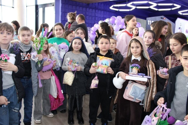 Во Владикавказе прошла третья ежегодная благотворительная Лавандовая ярмарка «Я есть и я буду!», проведение которой способствует достижению целей и задач нацпроекта «Молодежь и дети».

Это мероприятие, организованное при поддержке Министерства образования и науки РСО-Алания и фонда «Быть добру» объединяет всех, кто готов дарить надежду и помощь онкологическим больным жителям нашей республики.

Ирафский район активно включился в эту важную работу. Советники директоров по воспитанию вместе со школьниками создали для ярмарки целую галерею рукотворного тепла: душистые саше, уютные вязаные вещи, домашнюю выпечку и свечи.

Каждое проданное изделие - это реальный вклад в дорогостоящее лечение онкобольных жителей республики. Таким образом, воспитание, волонтёрство и помощь ближнему, которые заложены в идеологии нацпроекта, воплотились в конкретные добрые дела.