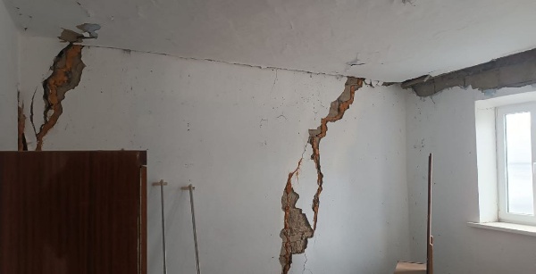 Селение Ахсарисар Ирафского района с рабочим визитом сегодня посетила совместная комиссия Министерства строительства Российской Федерации и Министерства строительства и архитектуры Республики Северная Осетия - Алания.

В состав комиссии вошли руководитель Департамента Минстроя России Сергей Галямин, министр строительства и архитектуры РСО-Алания Марат Бетанов, а также руководители ключевых профильных подразделений.

Со стороны администрации Ирафского муниципального района комиссию сопровождали первый заместитель главы районной администрации Сослан Макоев и начальник отдела архитектуры, строительства и транспорта АМС района Арсен Кожиев.

Центральным вопросом визита стало обследование жилых домов, расположенных в оползневой зоне на берегу реки Урух. Специалисты констатировали, что наибольшим разрушениям в результате смещения грунтов подверглись пять жилых строений. Мониторинг показывает, что деформации недр здесь фиксируются с 2017 года и продолжают прогрессировать.

В рамках решения этой проблемы администрация Ирафского района при поддержке республиканского Министерства строительства с 2019 года ведет планомерную работу по включению данных объектов в федеральные программы, направленные на расселение граждан из аварийного жилищного фонда.

По итогам выезда Министерством строительства России принято ключевое решение о разработке специального механизма, призванного ускорить оказание помощи жителям и обеспечение их скорейшего переселения из опасных домов.