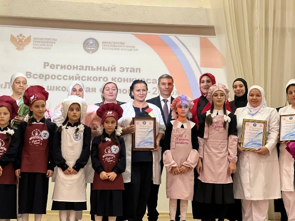 В Кантышево прошёл республиканский этап конкурса «Лучшая школьная столовая – 2025».
⠀
В конкурсе участвовали пять школ – победители муниципального этапа. Торжественное открытие сопровождалось концертной программой учащихся, после чего каждая команда представила кулинарный стол. 
⠀
При оценке учитывались санитарные нормы, разнообразие меню, качество продуктов, вкус и оформление. 
⠀
Итоги конкурса:
I место — СОШ №11 с.п. Инарки;
II место — СОШ №3 г. Назрань;
III место — СОШ №1 г. Карабулак, СОШ №2 г. Сунжа и Многопрофильный лицей №1 с.п. Али-Юрт.
⠀
Конкурс направлен на повышение качества школьного питания и популяризацию сбалансированного рациона среди учащихся.