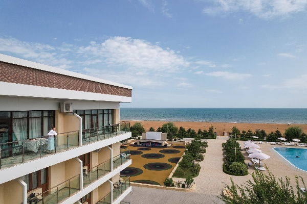 Главгосэкспертиза выдала положительное заключение на строительство дорожной инфраструктуры на Каспии.

Планируется, что общая протяженность дорог на будущем морском курорте «Прибрежный каспийский кластер» составит более 15 км, максимальная интенсивность потока - 105 машин в час, при въезде на курорт будут установлены два контрольно-пропускных пункта. Кроме того, на территории морского кластера предусмотрена развитая сеть пешеходных маршрутов, в том числе 28 остановок общественного транспорта.

«В ближайшие пять лет частный бизнес будет интенсивно строить на территории нашей ОЭЗ гостиницы, санатории, рестораны, и одна из важных задач Кавказ.РФ как управляющей компании - обеспечить резидентов и будущих гостей качественной транспортной инфраструктурой, которая значительно повысит инвестиционную и туристическую привлекательность и Дагестана, Каспийского региона в целом», - отметил Владимир Лапухин, заместитель генерального директора Кавказ.РФ.

«Проектируемые улицы являются главной планировочной структурой, каркасом территории Каспийского прибрежного кластера, по которому выполняется не только транспортное обеспечение всех проектируемых объектов, но и организация пешеходного движения, в том числе, маломобильных групп населения. Также проектом предусмотрены решения по освещению, отведению дождевых стоков, озеленению, по прокладке сетей инженерно-технического обеспечения», - рассказала Елена Остапенко, главный эксперт проекта Главгосэкспертизы России.

Проектированием дорожной инфраструктуры курорта занимается ООО «Бристоль-проект».

Ранее положительное заключение Главгосэкспертизы получил проект многофункционального центра - первого из объектов будущего морского курорта под управлением Кавказ.РФ.

Проект «Каспийский прибрежный кластер» в Дербентском районе Республики Дагестан создается по поручению Президента РФ. Будущий морской курорт станет частью масштабного проекта «Пять морей и озеро Байкал», это совместным проект Правительства республики и Кавказ.РФ при координации Минэкономразвития России.

Сегодня на территории особой экономической зоны, которую развивает Кавказ.РФ, зарегистрировано 16 резидентов, они построят гостиницы, санатории, рестораны. Общий объем заявленных инвестиций в проект - 62,9 млрд рублей. Ожидается, что к 2030 году морской курорт на Каспийском море сможет принимать до 700 тысяч человек в год.