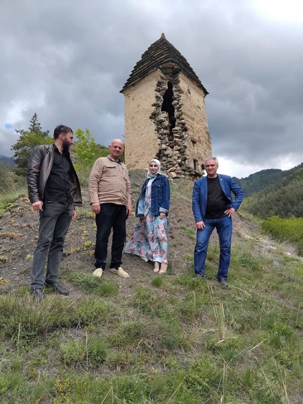 В эти дни сотрудники Джейрахско-Ассинского музея-заповедника совместно с руководителем Комитета государственной охраны ОКН Кодзоевым Т.У. совершили инспекционную поездку в Джейрахский район, к башенным комплексам «Меллер» и «Мусийкъонгикоате».

Меллер - башенное поселение в Джейрахском районе, входит в сельское поселение Гули. Расположено на юге республики, к северо-востоку от Керби, в труднодоступном ущелье. В ходе продолжающихся работ по фиксации и учёту всех объектов культурного наследия горной Ингушетии,  в комплексе выявлено и зафиксировано 1 боевая и 5 полубоевых башен, 13 жилых башен, 1 водяная мельница, 1 каменный родник, а также 30 могильников и 50 стел. На жилой башне комплекса имеются петроглифы. 

Особого внимания заслуживает сохранившийся наземный башнеобразный склеп изящного строения, расположенный на окраине поселка. Состояние склепа крайне критическое, аварийное, он находится на грани разрушения и безвозвратной потери. Склеп трехярусный, высота его 9 метров, со ступенчато-пирамидальной кровлей, с венчающим конусовидным камнем.

Повреждённое скальное  основание и обрушившиеся углы склепа, ставят под угрозу устойчивость всего объекта.   

«Это один из самых крупных сохранившихся наземных могильников на территории горной Ингушетии, - отметил руководитель Комитета государственной охраны ОКН Кодзоев Т.У., -  и его сохранение  для нас  является принципиально важной задачей. В настоящий момент начаты работы по разработке научно-проектной документации по проведению противоаварийных работ и мы будем искать источники финансирования для их успешной реализации».  

«Нам нужно приложить все усилия для того, чтобы этот объект не повторил судьбу Цоринского склепа» - добавил и.о. директора музея-заповедника Сампиев А.А.

Мусийкъонгикоате - средневековое башенное поселение Ингушетии, на его территории находится множество исторических объектов средневековой ингушской архитектуры. Расположено к востоку от «Нийкоате», боевая башня комплекса разрушена. Находится в границах территории Джейрахско-Ассинского музея-запвоедника. Подлежит государственной  охране.

 Согласно «Списку населённых местностей Военно-Осетинского округа 1859 г.» в селении Мусийкъонгийкоте находилось 15 дворов и проживало 90 человек (40 мужчин и 45 женщин).  В «Сведениях о населенных пунктах Сунженского отдела Терской области. 1891 г.» дана следующая информация: «Селение Мусиево расположено при роднике под названием „Муси-Хаст“. Дворовых мест — 12, мужчин — 52, женщин — 41. Итого: 93».