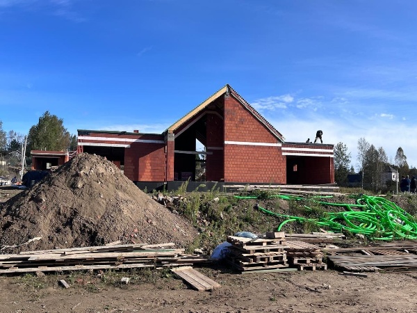 Продолжается строительство нового коттеджного поселка в деревне Сярьги Ленинградской области по проекту "АСМ Групп". 10 разных индивидуальных коттеджей будут расположены в живописном месте с полной инфраструктурой.