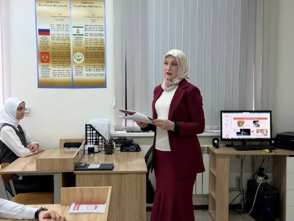 В Экажево прошло занятие «Разговоры о важном», посвящённое Дню космонавтики.

В школе №5 ученики 9 класса обсудили историю освоения космоса, первый полёт Юрия Гагарина и современные достижения отечественной космонавтики.

Гостем встречи стала начальник социального отдела администрации Назрановского района Мадина Сагова.

Занятие прошло в формате живого диалога: школьники активно задавали вопросы и делились своими мыслями о будущем науки.