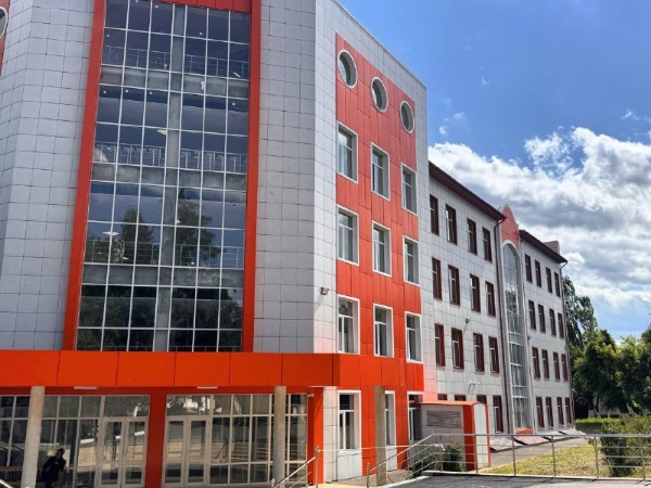  В Сунже до конца года откроется новая поликлиника.

Строительство четырёхэтажной поликлиники на 300 посещений в смену близится к завершению. Здание площадью 1852 кв. м возводится на территории действующей больницы, оснащается современным оборудованием: УЗИ, КТ, рентген и аппараты ИВЛ.

В медучреждении будут работать терапевтическое, хирургическое и стоматологическое отделения, женская консультация, дневной стационар и диагностические службы.

Теперь жители Сунжи смогут проходить обследования и получать медицинскую помощь прямо в городе, без поездок за пределы региона. Открытие планируется до конца года. 