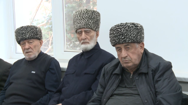 В Назрани состоялось заседание Совета старейшин.

На встрече был рассмотрен вопрос профилактики опасных увлечений среди подростков, таких как курение, потребление энергетических напитков и психотропных веществ.

Участники заседания отметили значимость контроля за окружением молодежи, отметив, что негативный пример одного сверстника может пагубно повлиять на всю группу. 

В основе обсуждения лежали традиционные ценности и религиозные нормы, направленные на сохранение здоровья молодого поколения.