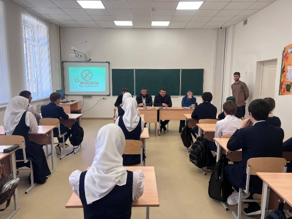 11 ноября 2025 года сотрудники администрации Джейрахского района организовали важную встречу с учащимися старших классов села Ольгетти. 

Тема беседы была посвящена актуальным вопросам современности, таким как терроризм, наркомания и коррупция. Участники встречи обсудили проблемы, связанные с этими явлениями, и возможные пути их решения. 

Акцент был сделан на важности формирования активной гражданской позиции среди молодежи, повышении уровня осведомленности и ответственности каждого гражданина перед обществом. 

Мероприятие прошло в теплой атмосфере взаимопонимания и взаимодействия, способствуя укреплению социальной устойчивости и сплоченности местного сообщества.
