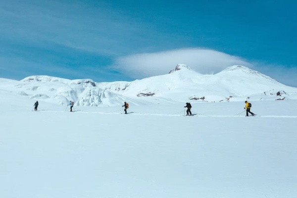 В Приэльбрусье завершились съёмки ещё одного кинопроекта — «Прозрение». 

Команда взглянула на горный туризм как живое переплетение людей и смыслов: райдеров с их страстью к спускам, учёных с бережным вниманием к деталям, местных жителей — с безграничной любовью к месту, где они выросли.

За 17 дней съёмок были отсняты десятки эффектных проездов, занятия по ледолазанию и ночёвки на базе гляциологов на 2700 м, беседы с легендами-старожилами о том, как они наблюдали изменения ледников Эльбруса на протяжении всей своей жизни (30-40 лет) и параллельно — изменение культуры туризма. 

Фильм покажет, как осознанный альпинизм и туризм становятся частью культурного кода региона.

Монтаж планируется завершить к концу лета. Далее последуют показы на фестивалях, в турклубах, на курорте и онлайн. 
