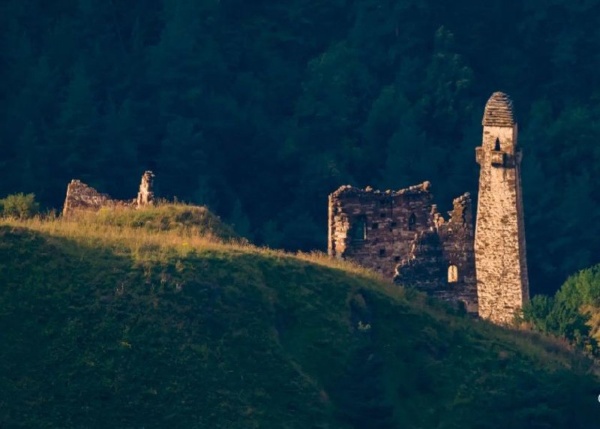 "АСМ Групп" продолжает работы по выявлению неучтенных исторических построек на территории горной Ингушетии и внесению их в создаваемую компанией при поддержке Благотворительного фонда "САФМАР" - Единую электронную базу памятников Ингушетии. Постройки, обладающие признаками объектов культурного наследия, также должны быть занесены в Реестр объектов культурного наследия Ингушетии для их юридической и фактической защиты.

Команда "АСМ Групп" закончила работы по изучению и выявлению построек и стел на Башенном комплексе "Меллер". В существующем Реестре находятся 22 объекта культурного наследия, включая башни и склепы. Специалисты "АСМ Групп" выявили на "Меллер" еще 77 исторических памятника, обладающих признаками объектов культурного наследия, среди которых уникальные основания башен и хозяйственных построек, а также каменные стелы.

"АСМ Групп" направило в Комитет по охране объектов культурного наследия Ингушетии 77 заявлений о включении выявленных объектов в Реестр вновь выявленных объектов культурного наследия Ингушетии. Надеемся, что в течение 90 рабочих дней еще 77 объектов юридически станут выявленными объектами культурного наследия Российской Федерации и займут свое достойное место среди других уникальных памятников страны. "АСМ Групп" готово оказать всю дополнительную необходимую помощь, чтобы юридически защитить уникальные строения Башенного комплекса "Меллер".

Напомним, что благодаря поддержке Благотворительного фонда "САФМАР", благотворительного проекта от "АСМ Групп" и конечно инициативе многих заинтересованных людей, в прошлом году был отреставрирован уникальнейших каменный склеп комплекса "Меллер", сохранивший исторические артефакты.