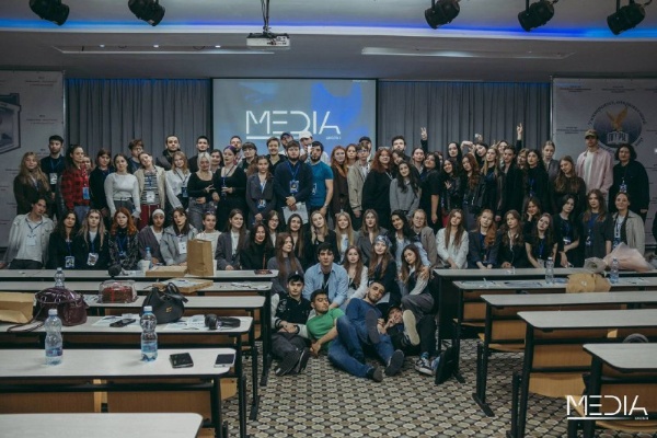 На базе ПГУ успешно прошла «Медиа Школа».

Медиа Школа — это Всероссийский молодёжный образовательный проект, направленный на развитие навыков и умений в области медиа как у новичков, так и у профессионалов. 

Участники прослушали курс увлекательных лекций и сразу применили полученные знания на практике в следующих сферах: фото, видео, SMM, дизайн, motion-дизайн.

Мероприятие собрало около 80 участников с разных концов страны: Махачкалы, Ижевска, Владикавказа, Санкт-Петербурга, Саратова, Ростова-на-Дону, Москвы, Ставрополя и даже Екатеринбурга. 

Участники провели 3 невероятно полезных дня со спикерами, которые являются топами в своих направлениях и имеют огромный багаж знаний. 