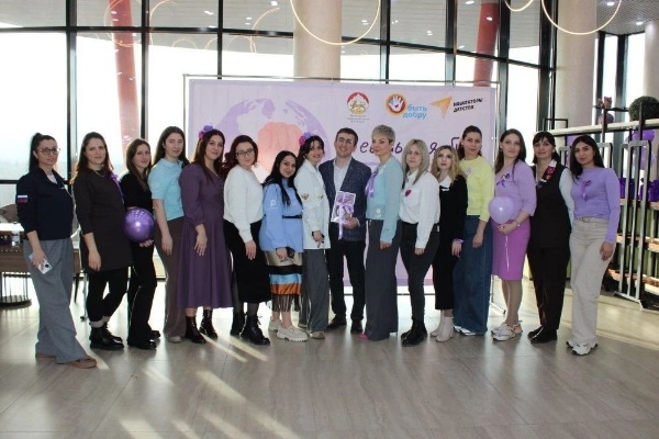 Во Владикавказе прошла третья ежегодная благотворительная Лавандовая ярмарка «Я есть и я буду!», проведение которой способствует достижению целей и задач нацпроекта «Молодежь и дети».

Это мероприятие, организованное при поддержке Министерства образования и науки РСО-Алания и фонда «Быть добру» объединяет всех, кто готов дарить надежду и помощь онкологическим больным жителям нашей республики.

Ирафский район активно включился в эту важную работу. Советники директоров по воспитанию вместе со школьниками создали для ярмарки целую галерею рукотворного тепла: душистые саше, уютные вязаные вещи, домашнюю выпечку и свечи.

Каждое проданное изделие - это реальный вклад в дорогостоящее лечение онкобольных жителей республики. Таким образом, воспитание, волонтёрство и помощь ближнему, которые заложены в идеологии нацпроекта, воплотились в конкретные добрые дела.