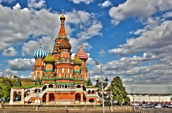 Сегодня, 29 июня 1561 года, завершено строительство Покровского собора в Москве, известного как Храм Василия Блаженного.

Памятник русской архитектуры XVI века возведен "...повелением благочестивого царя великого князя Ивана Васильевича всея Руси самодержца и при ...царевиче Иване и при царевиче Феодоре ...святая сия церковь Покров Пресвятые Богородицы в лета 7069 месяца июня 29".