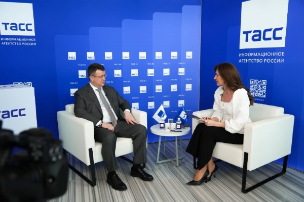 Гендиректор Кавказ.РФ дал интервью ТАСС в рамках КИФ-2026.

Андрей Юмшанов на КИФ-2026 рассказал журналистам, какую деятельность осуществляла компания за последнее время.

Партнёр Кавказ.РФ, компания «Руслет», запустила в Тверской области завод по производству канатных дорог со 100% локализацией. Новые канатки на «Эльбрусе», которые планируется ввести в 2029 году, будут полностью российскими — от металлоконструкций до ПО. Отечественное оборудование уже работает на «Мамисоне» и «Ведучи».

Вместе со Сбером Кавказ.РФ запускает платформу, где компания будет помогать соответствовать требованиям банков, решать административные и финансовые вопросы, при необходимости — объединять средства, чтобы условия кредита были посильными.

С «Розой Хутор» Кавказ.РФ намерен вместе готовить кадры и формировать стандарты отрасли. Обучать будут на базе СКФУ и техникумов Северной Осетии — для всех горных курортов страны. Вместе с hh.ru запускается биржа труда Ассоциации развития кадрового потенциала СКФО, с аналитикой по отраслям и локациям, где Кавказ сильнее всего нуждается в специалистах.

Кроме того, Кавказ.РФ проработал концепт всесезонного курорта рядом с озером Рица, Гагрой и Пицундой. Как заметил Андрей Юмшанов, любой курорт меняет территорию вокруг: даёт работу, оживляет экономику, и абхазский проект задумывается именно так. В планах — до 100 км трасс; на Кавказе курортов такого масштаба сегодня нет. Концепт привезла на КИФ Республика Абхазия.

В партнёрстве со Сбером Кавказ.РФ поддержал 202 проекта малого и среднего бизнеса: торговля, услуги, небольшие гостиницы, фермерские хозяйства, местные производства.

По мнению Андрея Юмшанова, у каждого курорта должно быть собственное лицо. На «Мамисоне» это лицо складывается через искусство. Прошлогодний арт-фестиваль собрал неожиданно много. В июне курорт открывает выставку современного искусства.

На Каспии сейчас проходит стадия активного строительства: дороги, сервисный центр, благоустройство. К проекту присоединились 16 резидентов. В Приэльбрусье команда собирает советское наследие — альпинизм, поэзию, музыку, всё, чем гора вдохновляла людей в XX веке и вдохновляет сегодня. Готовится к открытию большой музей.