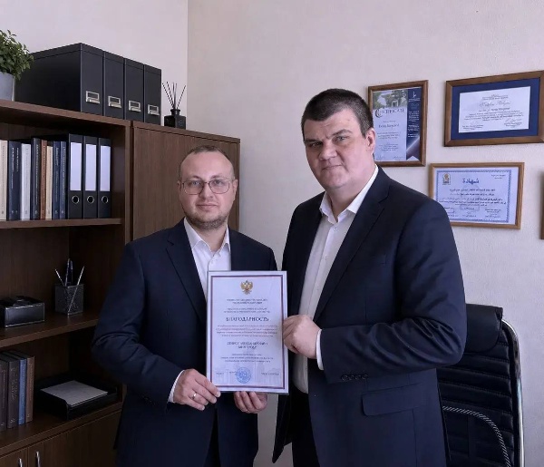 Сотрудник ПГУ удостоен Благодарности Посла Российской Федерации в Иордании.

Заведующий кафедрой восточных языков и культур ПГУ, эксперт Российского совета по международным делам Денис Александрович Миргород награждён Благодарностью Посла Российской Федерации в Иорданском Хашимитском Королевстве Г.Ф. Десятникова за вклад в развитие экспертного сообщества и участие в оценке научно-аналитических работ молодых исследователей.

Денис Александрович вошёл в состав жюри I Иорданского национального конкурса научно-аналитических работ по международной проблематике имени Е.М. Примакова, организованного представительством Россотрудничества. Конкурс направлен на поддержку молодых исследователей и развитие российско-иорданского гуманитарного сотрудничества.

Благодарность была вручена руководителем представительства Россотрудничества в Иордании, выпускником Института международных отношений ПГУ Рубеном Рубеновичем Газанчяном.