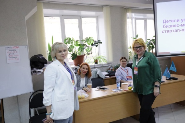 ПГУ продолжает марафон тренингов предпринимательских компетенций среди студентов по всей России.

На прошлой неделе наши тренеры посетили сразу три федеральных округа: СКФО, СЗФО и ЮФО – и провели увлекательные тренинги в четырех вузах:
Ингушский государственный университет;
Новгородский государственный университет имени Ярослава Мудрого;
Южный федеральный университет;
Ростовский государственный экономический университет. 

Под руководством опытных тренеров студенты окунулись в атмосферу интенсивной творческой работы, научившись эффективно взаимодействовать в команде, разрабатывать идеи и презентовать свои проекты перед аудиторией профессионалов. Каждый участник смог почувствовать себя частью команды создателей современного интеллектуального пространства!

Тренинги реализуются в рамках Платформы университетского технологического предпринимательства, оператором тренингов является МФТИ.