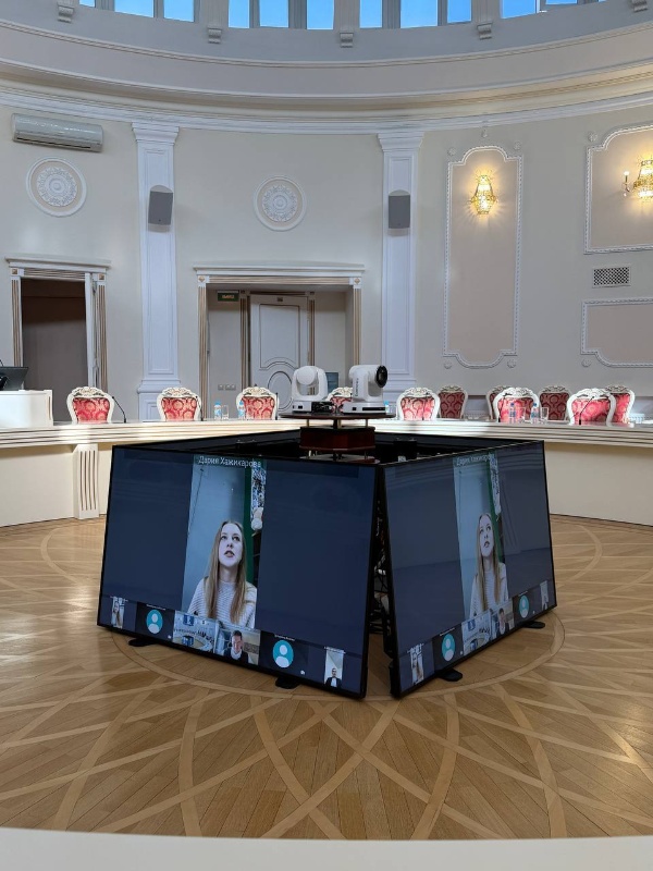 В формате видеоконференции прошла встреча активистов Совета обучающихся при Минобрнауки России с заместителем директора Центра ДПО ПИШ «Цифровой инжиниринг» СПбПУ Павлом Козловским.

Главной темой стало развитие наставничества в университетах. Участники обсудили его роль в адаптации студентов, формировании профессиональных навыков и вовлечении в общественную и проектную деятельность.

Активисты поделились опытом реализации наставнических практик, а также обозначили актуальные задачи и перспективы их развития. От ПГУ в обсуждении приняла участие председатель Совета студентов и аспирантов  Дария Хажикарова, представив предложения по расширению наставнических программ.

Участники встречи подчеркнули важность развития наставничества и обмена успешными практиками между университетами.