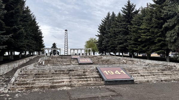В Назрани начались работы по комплексному благоустройству Аллеи Победы — одного из главных пространств памяти и патриотизма в республике. 

Проект реализуется за счет средств, полученных благодаря победе города во Всероссийском конкурсе лучших проектов создания комфортной городской среды в малых городах и исторических поселениях, что стало для нас переходом от точечного ремонта к системной модернизации значимых общественных территорий и дало мощный экономический ресурс.  

Сейчас на Аллее ведутся демонтажные работы: подрядная организация снимает изношенное покрытие, демонтирует устаревшие малые архитектурные формы и элементы освещения. Далее начнется основное благоустройство с учетом проектных решений и предложений жителей. Проектом предусмотрено обновление памятника и входных арок, полная замена пешеходного покрытия, устройство детской и спортивной площадок, организация удобных прогулочных маршрутов и теневых зон, развитие озеленения и установка современного освещения для безопасного пребывания в вечернее время.  

Ключевые решения по обновлению Аллеи Победы согласованы с ветеранским сообществом, работы ведутся поэтапно с сохранением доступа к месту памяти. Это позволяет не прерывать традицию возложения цветов и проведения памятных мероприятий.  