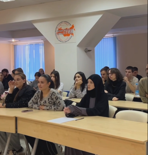 Студенты ПГУ приняли участие во Всероссийской образовательной онлайн-акции «Социологический диктант 2025».

14 ноября студенты Высшей школы управления ПГУ  приняли участие в VI Всероссийской просветительской акции – «Социологический диктант — 2025», в этом году она проходит в шестой раз традиционно в День социолога. 

С приветственным словом выступила  сотрудник Центра ДНЦ ПГУ Елена Сергеевна Гетманова, которая отметила важность проведения Социологического диктанта как уникальной площадки для обмена знаниями и опытом между студентами и всеми, кто интересуется социальными науками. 

Доцент кафедры профессионально-ориентированного английского языка ВШУ Ольга Игоревна Натхо выразила надежду, что мероприятие станет стимулом для дальнейшего развития социологического образования и популяризации социологического знания в обществе.

Руководитель отдела по взаимодействию с религиозными организациями Центра ДНЦ ПГУ Станислав Константинович Осипов подчеркнул, 
что социологический диктант 
– просветительская акция, уникальная возможность для студентов, исследователей, и всех, кому интересно общество и его устройство, проверить свои знания о социологической науке и исследованиях в режиме реального времени.

Организатором социологического диктанта выступил Аналитический центр ВЦИОМ в партнёрстве с Российским обществом «Знание» при поддержке Центра сохранения и укрепления традиционных российских духовно-нравственных ценностей ПГУ. 

Участникам диктанта вручили сертификаты.