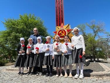 Ученики Дома детско-юношеского туризма и экскурсий Серноводского муниципального района ко Дню Победы возложили цветы к памятнику Советским воинам, погибшим в боях с фашистскими захватчиками в 1941-1945 годах.

Мероприятие прошло в рамках реализации национального проекта «Молодежь и дети» и федерального проекта «Мы вместе».