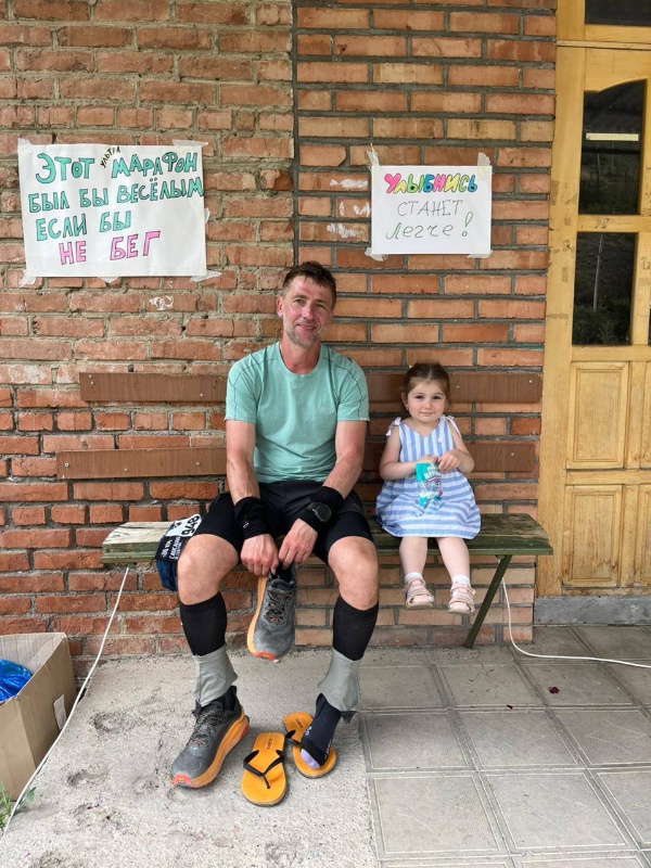 Это самое милое, что появлялось в командном чате за сегодняшний день.

Участник SU400 Алексей Музыкин и самый юный волонтер в семье CUT - Адель Маркарян.

База Жизни Нижний Унал.
219й километр дистанции.