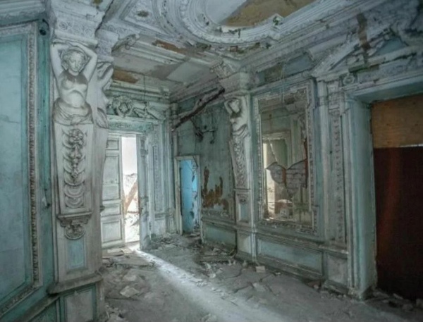 В Петербурге насчитали 150 объектов культурного наследия в неудовлетворительном состоянии. 

Депутаты городского парламента 17 сентября приняли в первом чтении законопроект, согласно которому петербургские чиновники смогут принимать решение о сохранности объектов культурного наследия. В том числе будут выявлять объекты, находящиеся в неудовлетворительном состоянии. Речь идет об оценке, необходимой для федеральной программы, по которой инвестор может получить кредит на восстановление памятника. На программу выделен 51 млрд рублей и городу нужно успеть попасть в распределение этих средств.